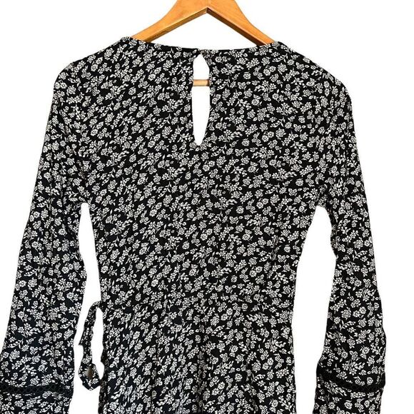 Hollister floral pattern faux‎ wrap dress. Size medium - Picture 13 of 13